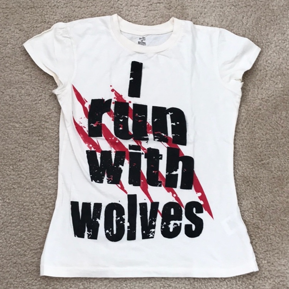 I run with wolves Tee. 100% cotton.